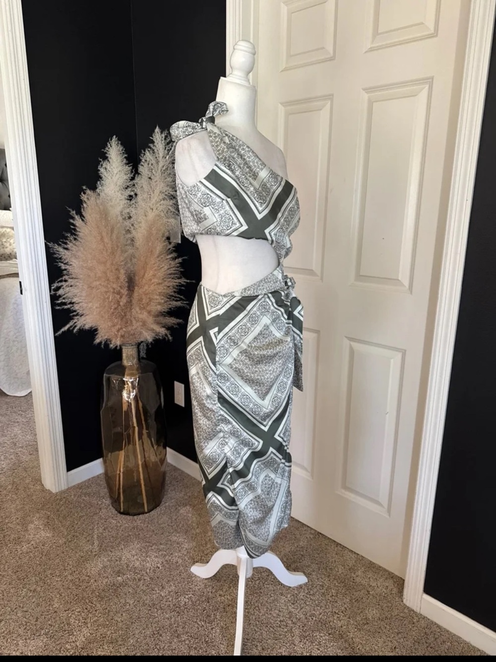 Lulus Vacay Beauty Olive Scarf Print One-Shoulder Tie-Strap Midi Dress Sz Large - Picture 9 of 12